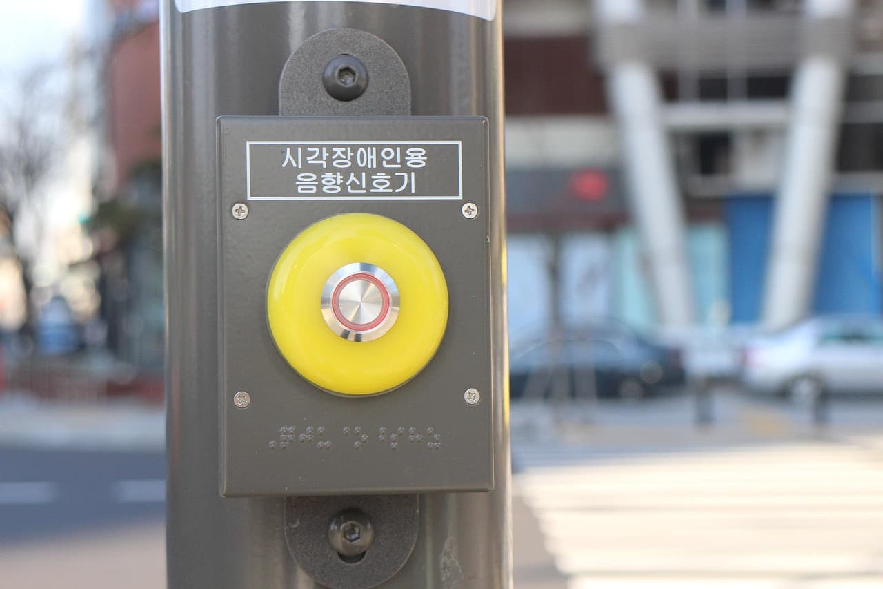 Barrierefreie Ampeltaste mit Braille-Beschriftung