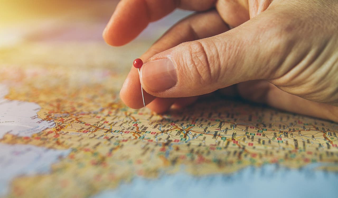 Roter Stecknadel-Pin auf einer Landkarte — Sinnbild für lokale Auffindbarkeit