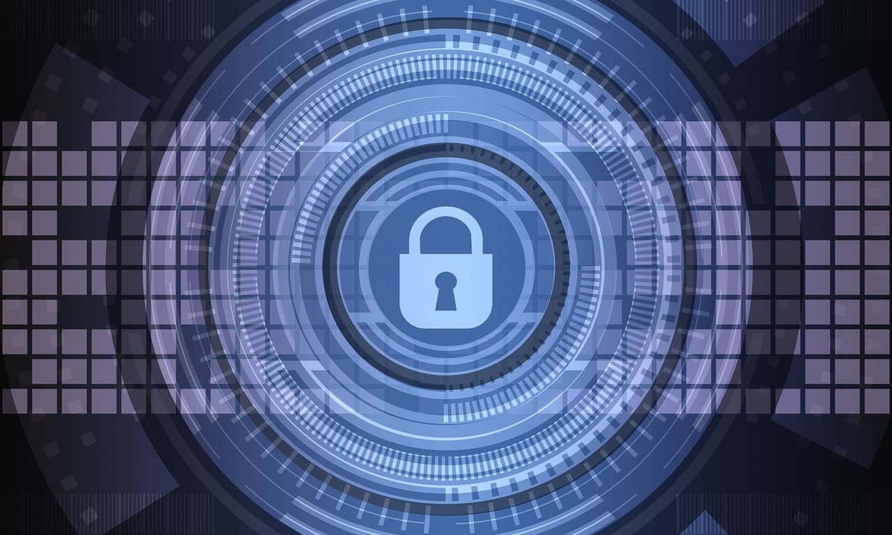 Stilisiertes Vorhängeschloss vor blauem digitalem Schaltkreis — Sinnbild für Website-Sicherheit