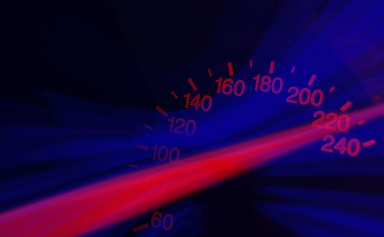 Tachometer mit Bewegungsunschärfe als Sinnbild für eine schnelle, schlanke Website